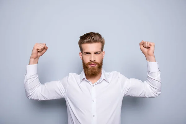 Portrett av en sterk, skjeggete mann. – stockfoto