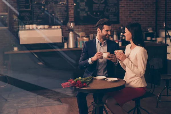 Casal romântico feliz namoro em um café bebendo café — Fotografia de Stock