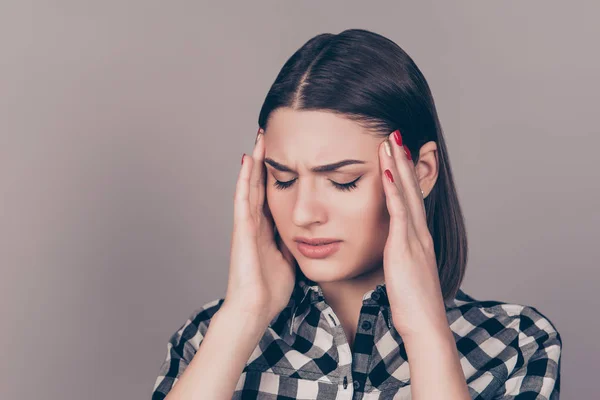 Un'immagine ravvicinata di una giovane donna piuttosto turbata in s a scacchi — Foto Stock