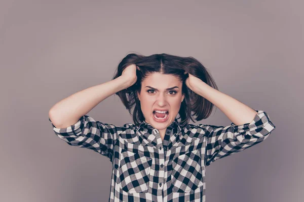 Ett porträtt av en ung mycket arg skriker kvinna röra hennes hår — Stockfoto