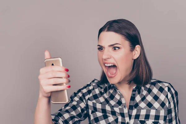 Een portret van een boze jonge vrouw ontgoocheld over het nieuws fr — Stockfoto