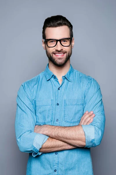 Retrato de hombre guapo de moda feliz en jeans camisa y gl —  Fotos de Stock