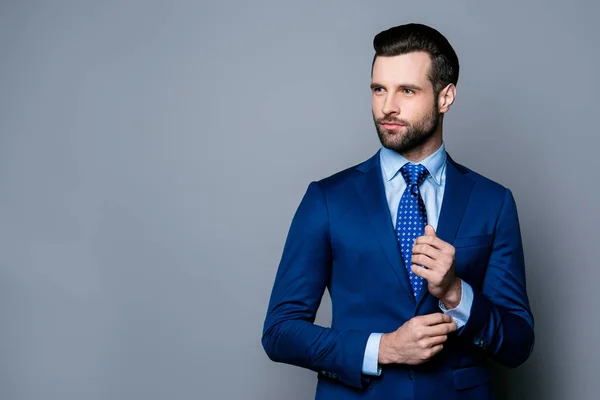 Retrato de hombre guapo de moda serio en traje azul y ti — Foto de Stock