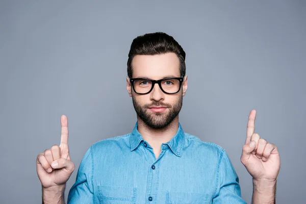 Porträt eines glücklich modischen gutaussehenden Mannes in Jeanshemd und Jeans — Stockfoto