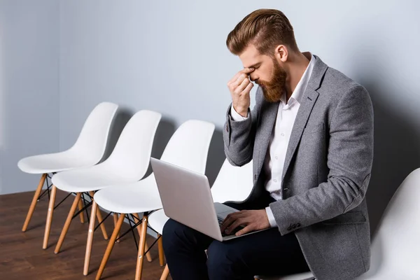 Horizontal retrato de joven sobrecargado de trabajo guapo gerente tener — Foto de Stock