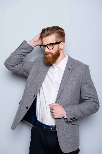 Retrato vertical de jovem bonito homem barbudo vermelho vestindo jac — Fotografia de Stock