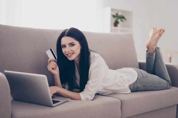 Online shopping concept. Portrait of beautiful young woman lying — Stock Photo, Image