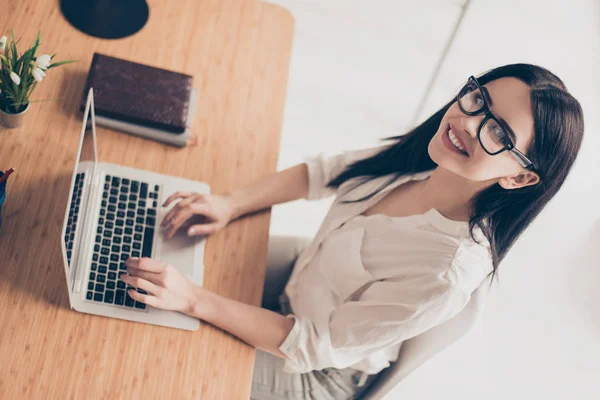 Retrato de hermosa joven mujer de negocios sonriente con gafas —  Fotos de Stock