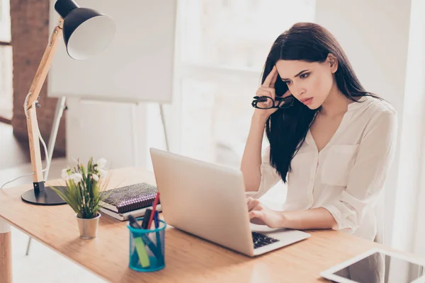 Retrato de la joven empresaria concentrada hermosa seria — Foto de Stock