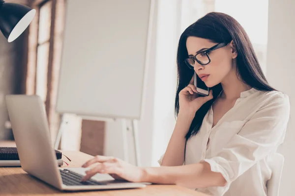 Close up portrait of beautiful syoung businesswoman with glasses — Stock Photo, Image