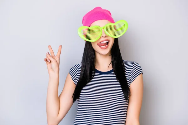 Portrait de jeune fille mignonne en chapeau rose et grand verre vert drôle — Photo