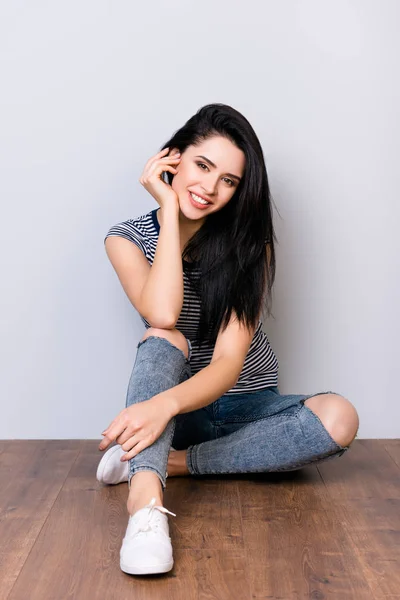 Foto de bonito atraente jovem sorrindo mulher com cabelo comprido e — Fotografia de Stock