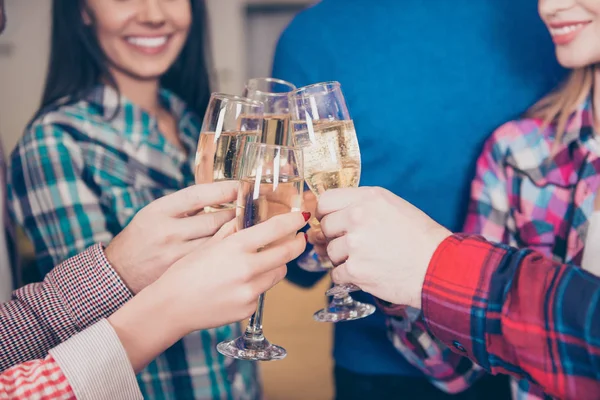 Händerna på bästa vänner håller glas champagne att göra en toas — Stockfoto