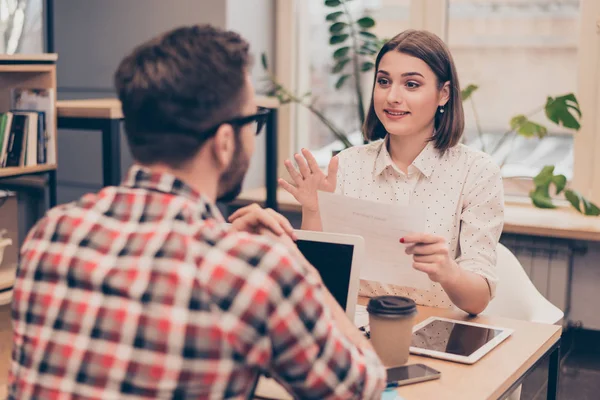 Jong koppel van managers werken samen aan project in office — Stockfoto