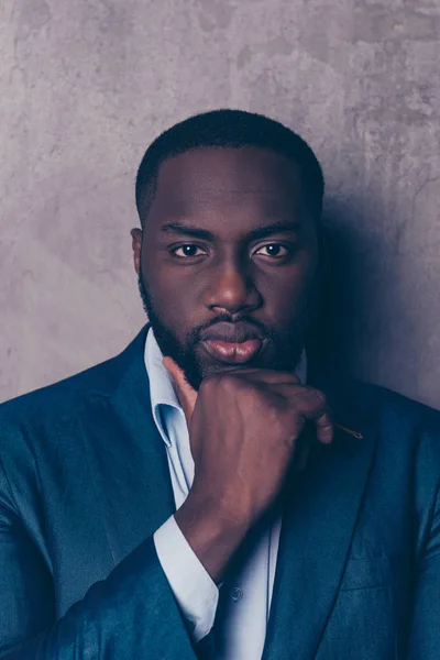 Retrato de homem afroamericano bonito em terno elegante segurando ha — Fotografia de Stock