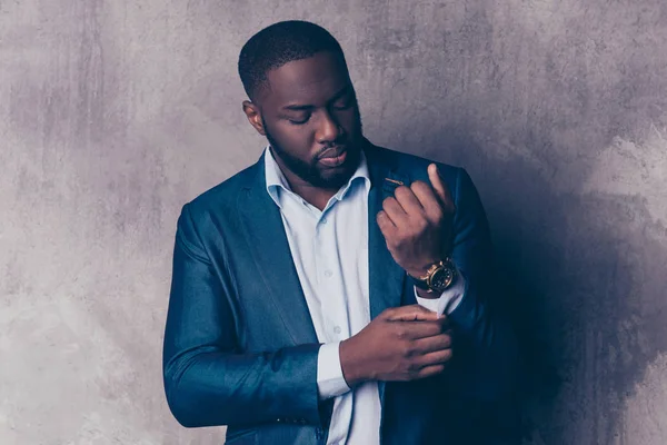 Close up retrato de belo homem barbudo afroamericano em formal — Fotografia de Stock