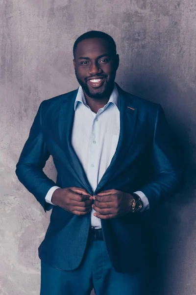 Retrato de homem afroamericano barbudo bonito em formalwear rápido — Fotografia de Stock