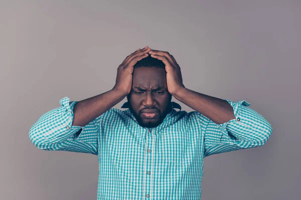 Porträtt av sad afroamerican bearded man håller huvud. — Stockfoto