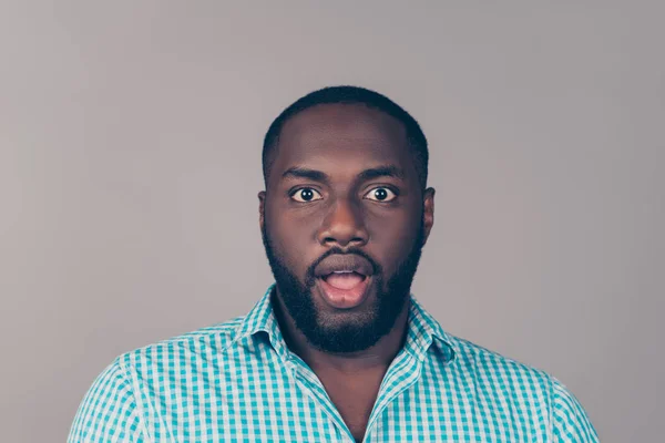 Retrato de sorprendido emocionado afroamericano barbudo hombre abierto mou —  Fotos de Stock