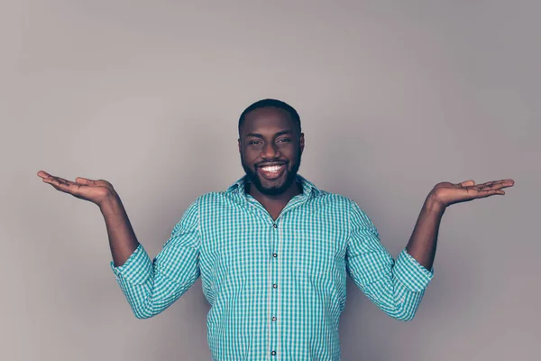 Портрет счастливого афроамериканского бородатого человека, показывающего что-то — стоковое фото