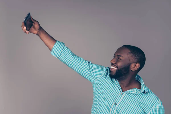 행복 한 afroamerican의 수염 남자 게 selfie 사진 — 스톡 사진