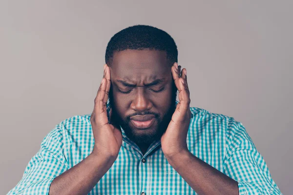 Portret van bebaarde afroamerican man touch hoofd. Hij hebben stron — Stockfoto