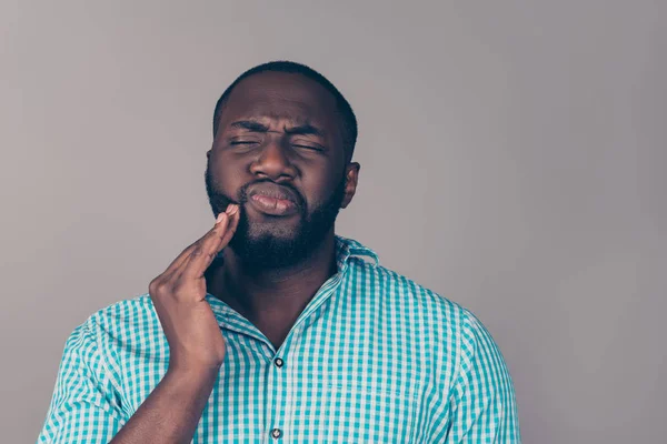 Porträtt av skäggiga afroamerican man trycker kinden. Han har stro — Stockfoto