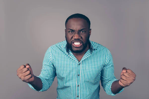 Portret van woedend boos afroamerican man in rageand schreeuwen — Stockfoto
