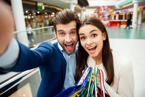 Het tijd met gekke verkoop en plezier winkelen. Selfie portret van — Stockfoto