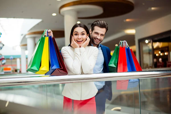 É hora de fazer compras e diversão. Bonito alegre bem sucedido feliz — Fotografia de Stock