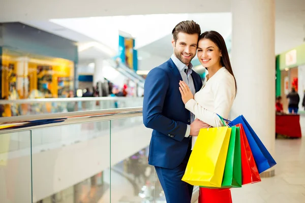 Conceito de consumismo, venda e relacionamento de pessoas. Elegante cu — Fotografia de Stock