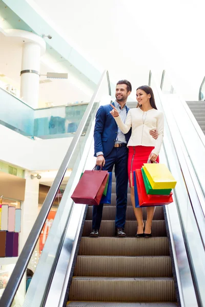 Consumismo, venda e conceito de pessoas - elegante bonito feliz y — Fotografia de Stock