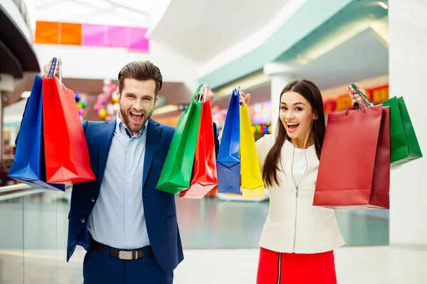 Foto de alegre elegante éxito feliz joven encantadora pareja r — Foto de Stock