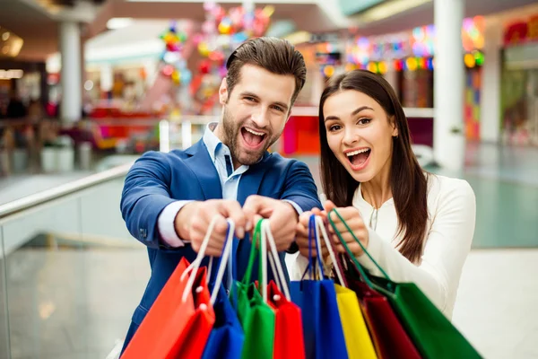 Es ist Einkaufs- und Spaßzeit. Porträt einer fröhlichen erfolgreichen Frau — Stockfoto