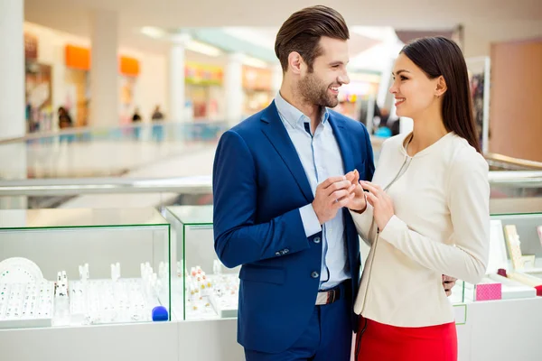 Knappe man koopt dure cadeau voor zijn vrouw. Gelukkig mooi y — Stockfoto