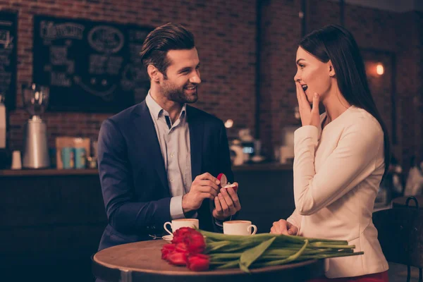 Un hombre feliz haciendo una propuesta en un café — Foto de Stock