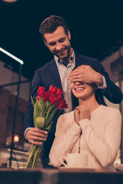 Um homem fazendo surpresa para sua namorada — Fotografia de Stock