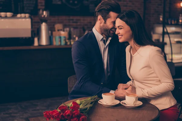 Ευτυχισμένος ρομαντικά άνδρας και η γυναίκα που κάθεται σε ένα καφέ με λουλούδια dri — Φωτογραφία Αρχείου