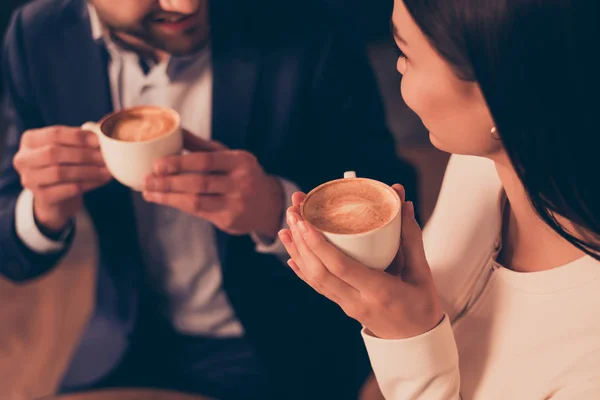 Imagem de casal romântico encantador sentado em um café bebendo cof — Fotografia de Stock