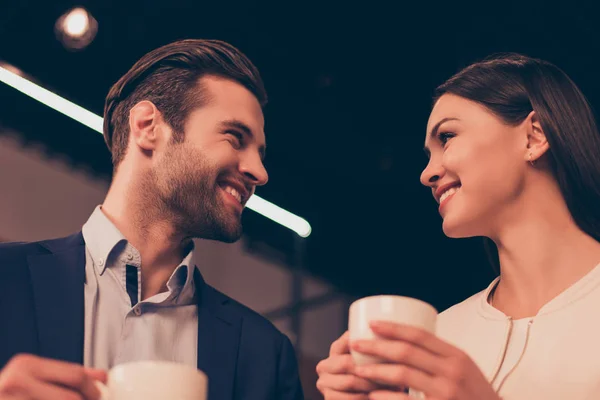 Porträtt av underbara romantiska par som sitter på ett café dricka co — Stockfoto
