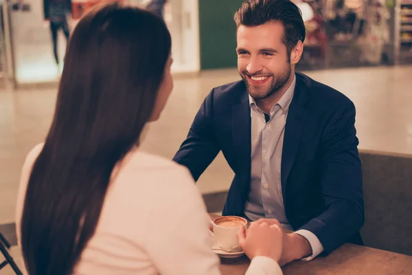 Coppia romantica carina seduta in un caffè con caffè che si tiene per mano — Foto Stock