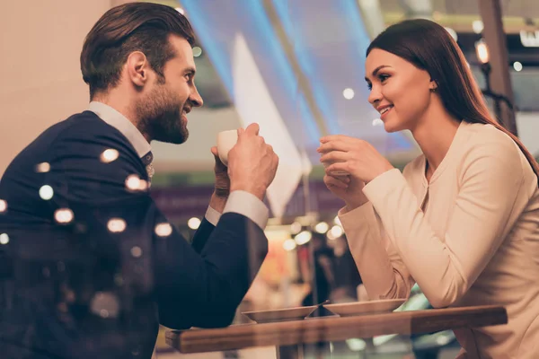 Underbara romantiska par som sitter på ett café med kaffe — Stockfoto