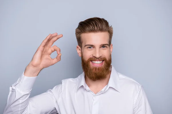 Портрет уверенного бородатого мужчины, показывающего знак ОК и улыбку — стоковое фото