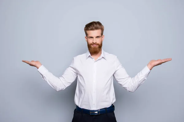 Retrato de un hombre barbudo serio y confiado mostrando espacio de copia en —  Fotos de Stock