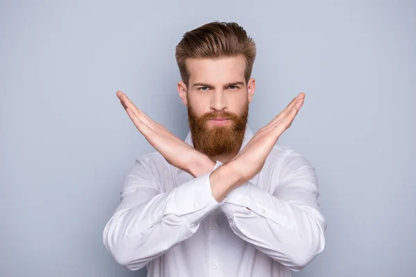 Pára com isso! Retrato de homem barbudo confiante sério mostrando gestu — Fotografia de Stock