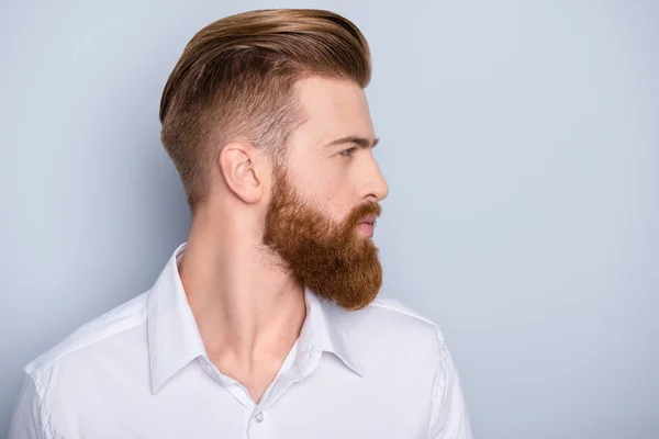 Retrato de visão lateral de homem barbudo confiante com belos cabelos — Fotografia de Stock