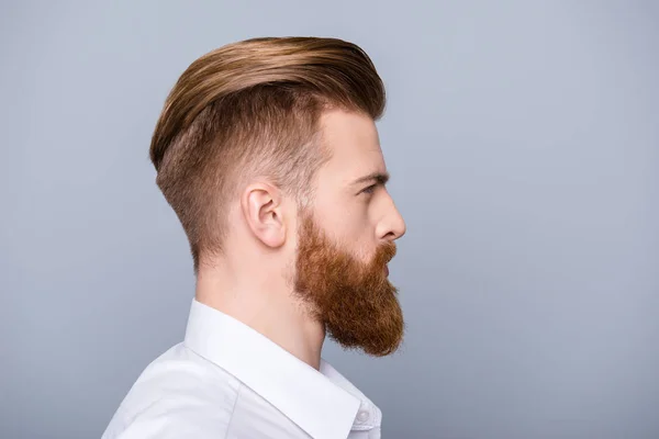Sivukuva muotokuva itsevarma parrakas mies kauniit hiukset — kuvapankkivalokuva