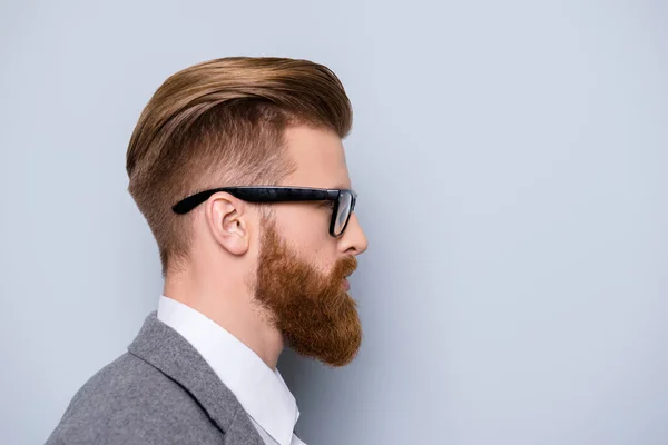 Retrato de visão lateral de homem barbudo confiante inteligente sério em f — Fotografia de Stock