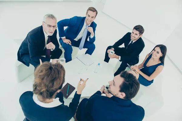 Blick von oben auf selbstbewusste Mitarbeiter, die einen neuen Businessplan diskutieren — Stockfoto