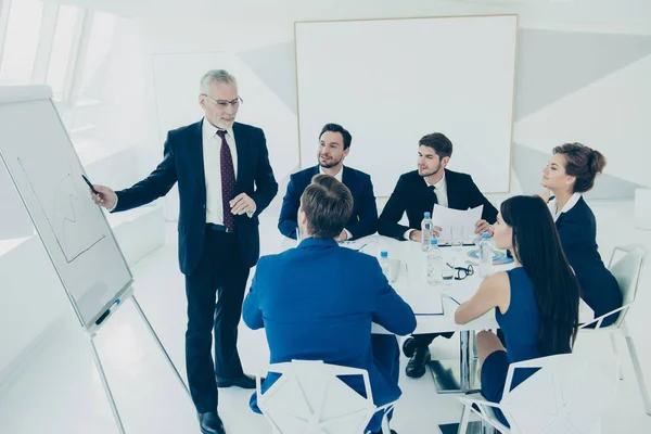 Director da empresa em reunião de negócios com o seu pessoal — Fotografia de Stock